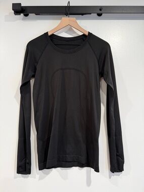 Lululemon swiftly tech long sleeve in black - in good condition - size 8